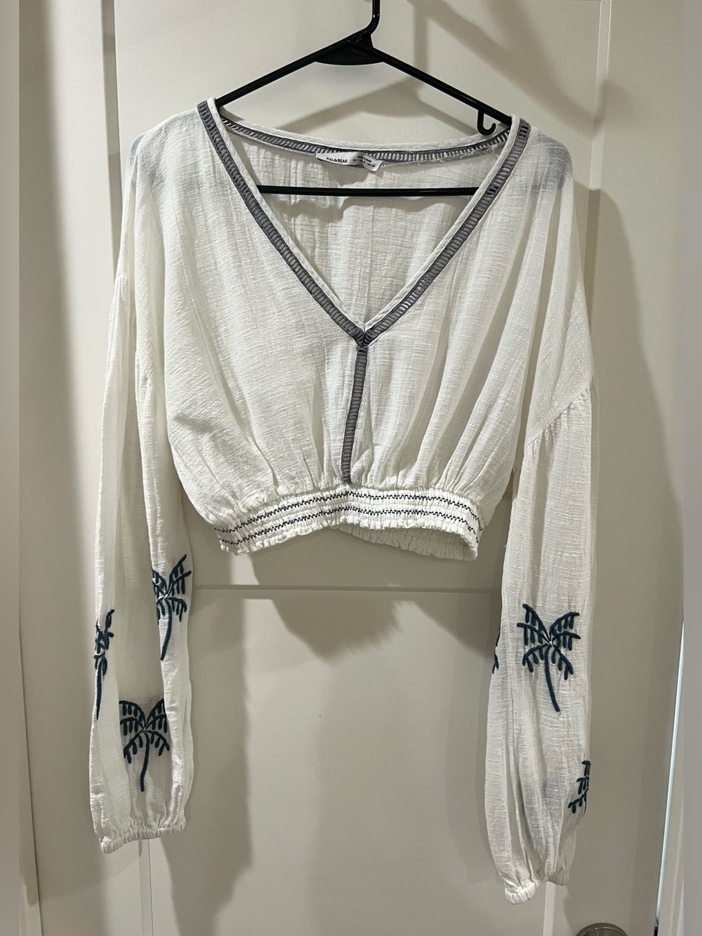 Pull&Bear White Long Sleeve Cropped Embroidered V-Neck Blouse